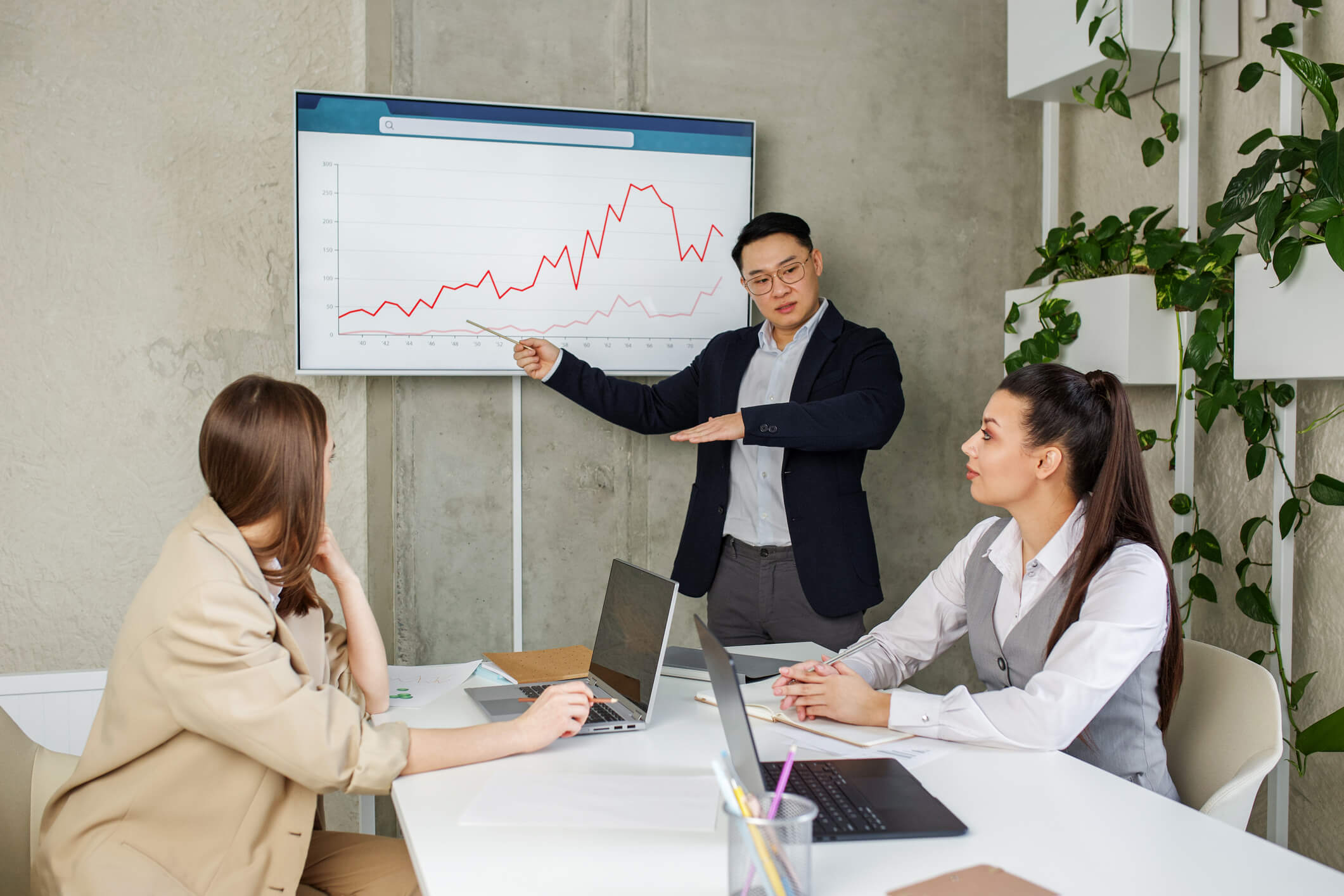Person with seo skills explaining data
